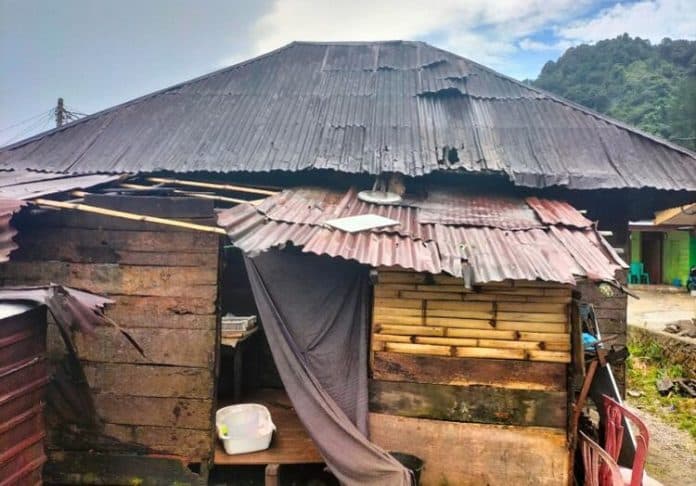 polres_taput_bantu_evakuasi_korban_puting_beliung_5_rumah_rusak_di_siatas_barita