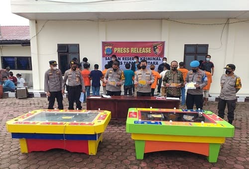 polres_taput_gerebek_lokasi_judi_tembak_ikan_12_orang_berikut_2_mesin_judi_diamankan