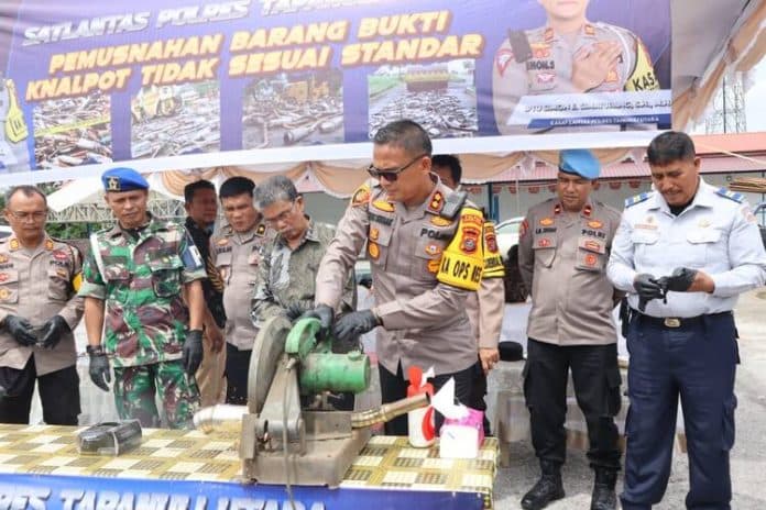 polres_taput_musnahkan_270_knalpot_brong_hasil_penindakan_3_bulan