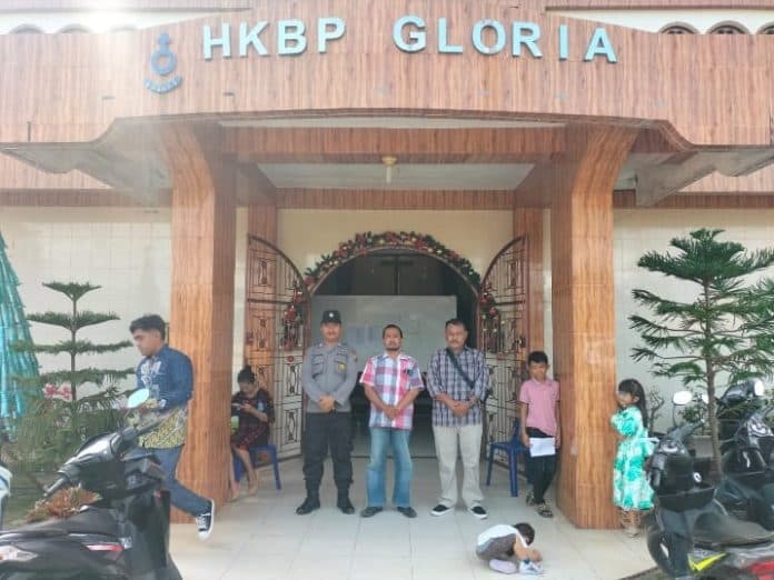 polres_tebing_tinggi_amankan_ibadah_perayaan_tahun_baru_2025_di_sejumlah_gereja