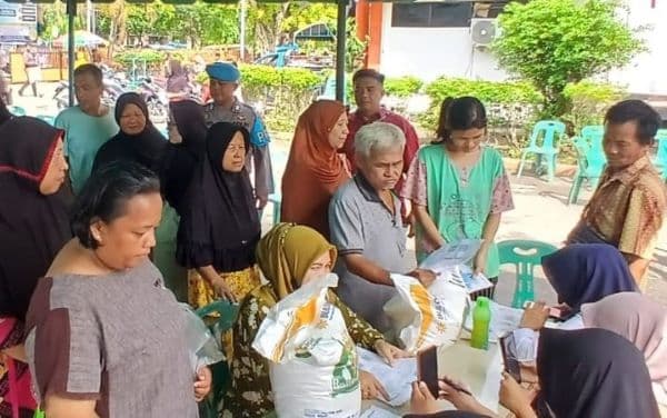 polres_tebing_tinggi_amankan_pembagian_bantuan_beras_ke_3100_penerima