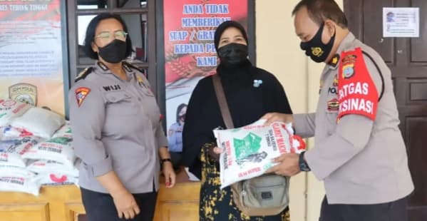 polres_tebing_tinggi_beri_door_prize_bagi_penerima_vaksinasi