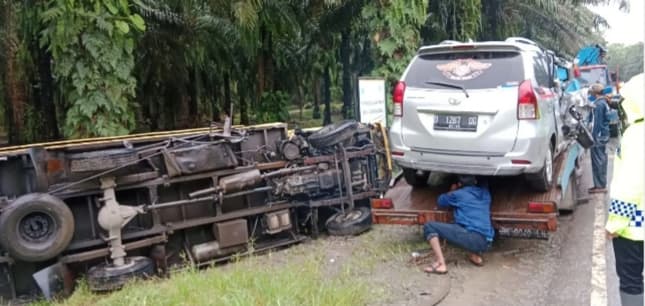 polres_tebing_tinggi_evakuasi_2_kendaraan_terlibat_kecelakaan_di_sergai