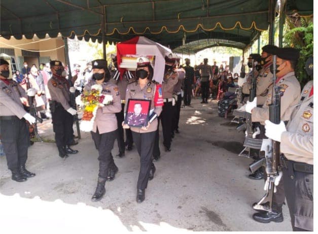 polres_tebing_tinggi_gelar_upacara_persemayaman_kompol_purn_ronny_oktavianus