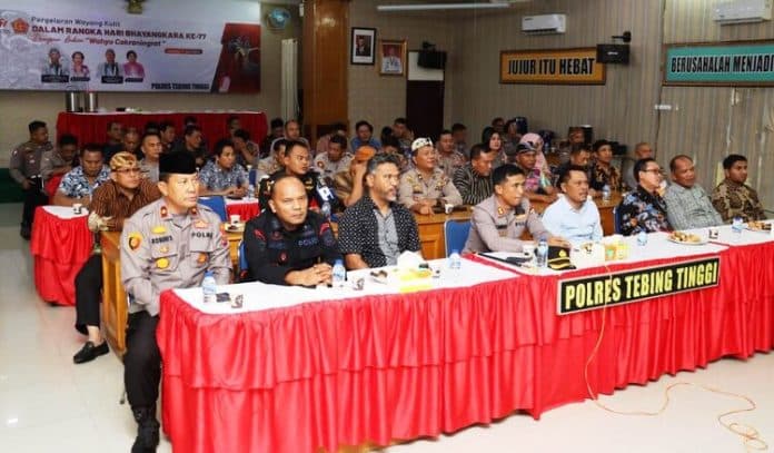 polres_tebing_tinggi_ikuti_nobar_pagelaran_wayang_kulit_secara_virtual