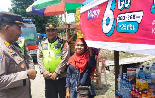 polres_tebing_tinggi_imbau_pedagang_ikut_atur_parkir_mobil