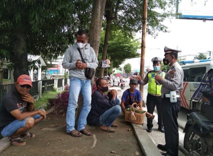 polres_tebing_tinggi_imbau_pekerja_dan_abang_betor_patuhi_protkes