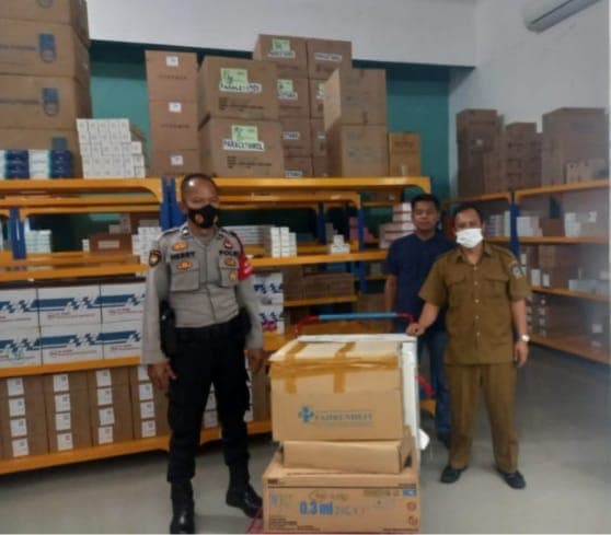 polres_tebing_tinggi_kawal_pendistribusian_vaksin_ke_gudang_farmasi