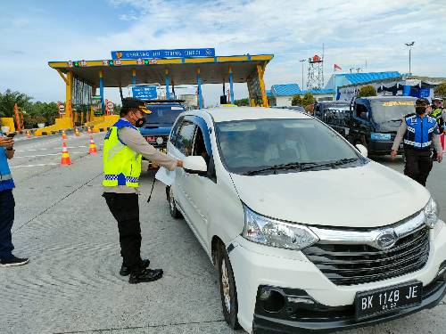 polres_tebing_tinggi_pastikan_pengguna_jalan_tol_sudah_divaksinasi