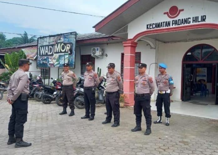 polres_tebing_tinggi_pengamanan_di_gudang_logistik_ppk_padang_hilir