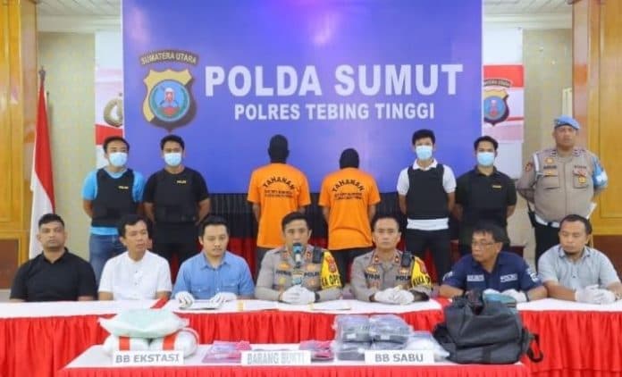 polres_tebing_tinggi_ringkus_2_kurir_pengangkut_10_kg_sabu_30_ribu_ekstasi