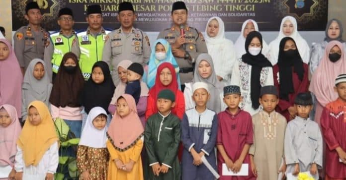 polres_tebing_tinggi_santuni_anak_yatim_piatu_di_kegiatan_peringatan_isra_miraj