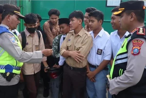 polres_tebing_tinggi_sebar_nomor_hp_untuk_cegah_gangguan_kamtibmas_pelajar