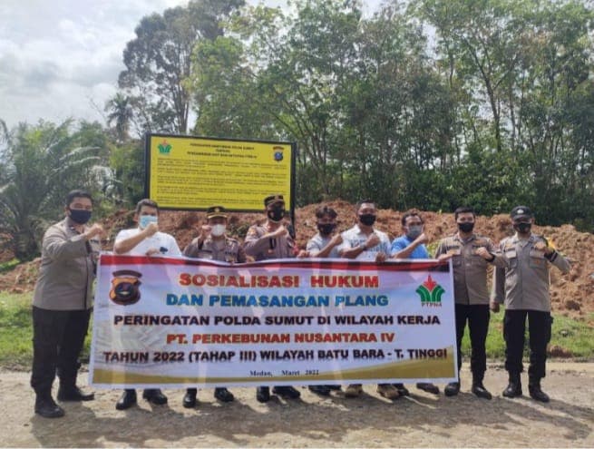 polres_tebing_tinggi_sosialisasi_hukum_dan_pasang_plang_peringatan_poldasu_di_kebun_pabatu