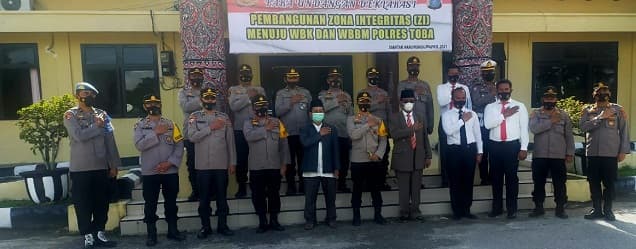 polres_toba_gelar_apel_pencanangan_pembangunan_zona_integritas