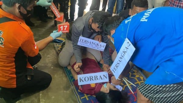 polres_toba_gelar_rekonstruksi_pembunuhan_guru_sd_25_adegan_diperagakan_pelaku