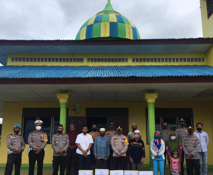 polres_toba_samosir_berbagi_asih_kepada_warga_terdampak_covid_19