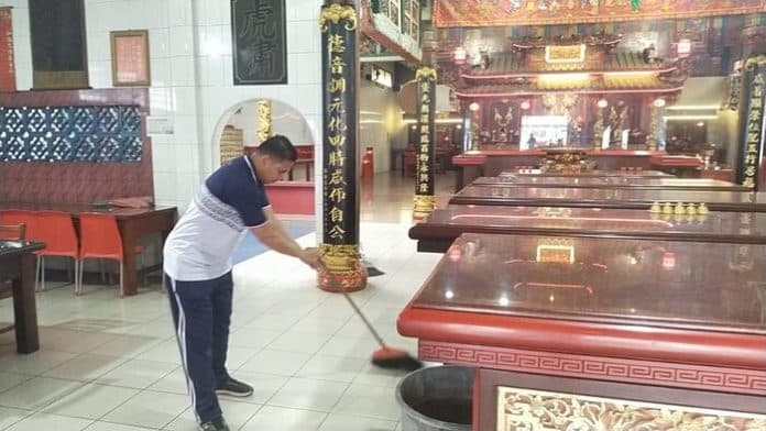 polresta_deli_serdang_bersihkan_gereja_masjid_dan_vihara_secara_bersamaan