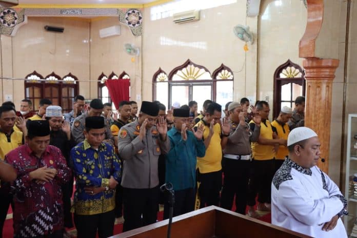 polresta_deli_serdang_gelar_salat_gaib_dan_doa_bersama_untuk_korban_kanjuruhan
