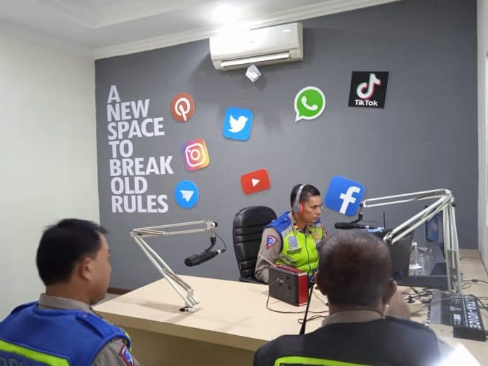 polresta_deli_serdang_imbau_warga_taat_berlalu_lintas_melalui_radio