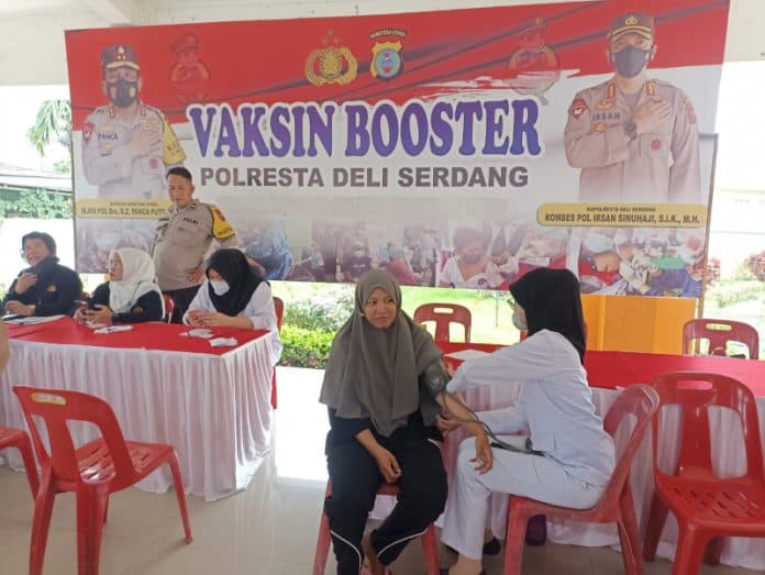 polresta_deli_serdang_kembali_menggelar_vaksinasi_booster