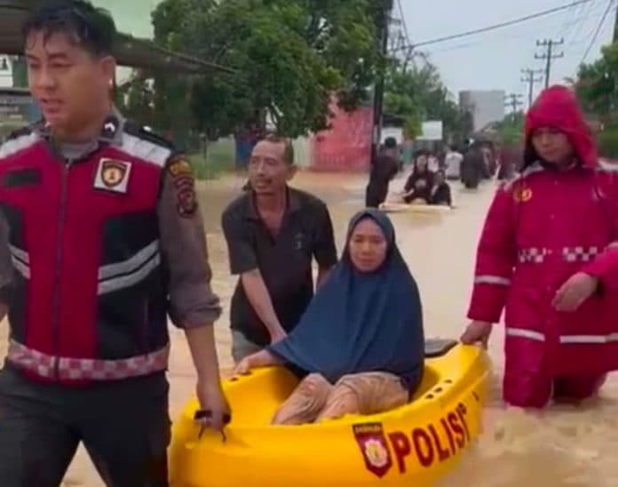 polresta_deli_serdang_siagakan_perahu_karet_di_lokasi_banjir