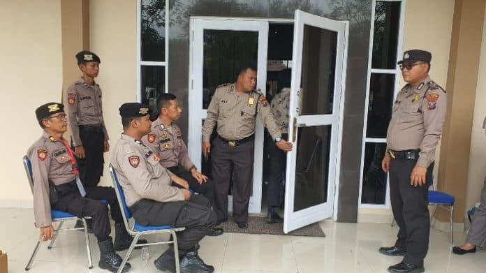 polresta_deli_serdang_siagakan_personel_saat_lipat_surat_suara_pemilu_2024