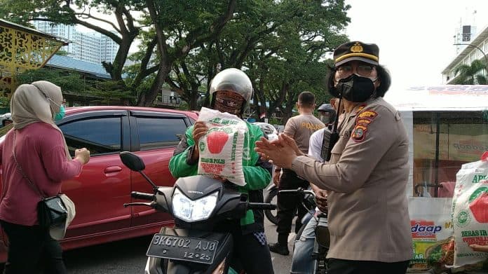 polrestabes_medan_bagikan_200_sembako_kepada_warga_terdampak_kenaikan_bbm