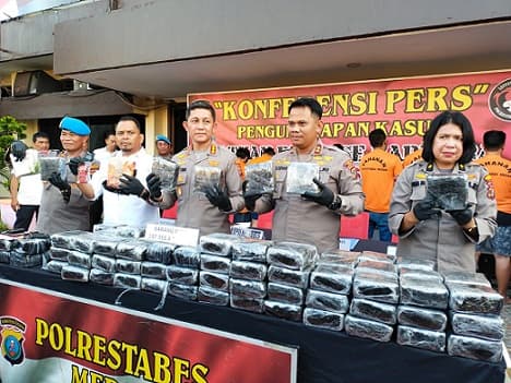 polrestabes_medan_bekuk_7_tersangka_dengan_barang_bukti_132_kg_sabu