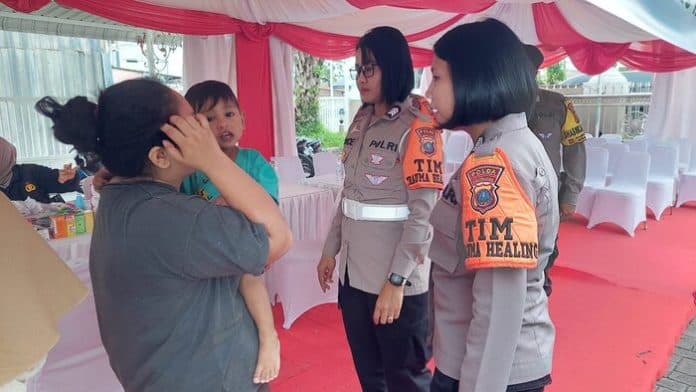 polrestabes_medan_dirikan_posko_kesehatan_bagi_warga_terdampak_banjir