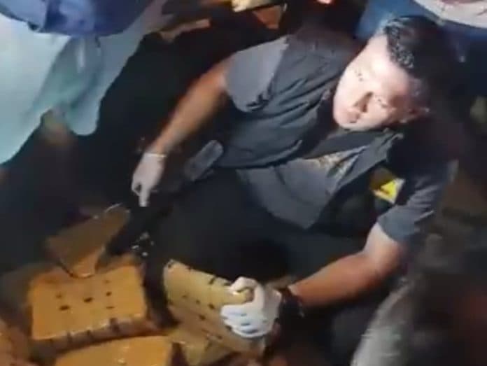 polrestabes_medan_gagalkan_peredaran_satu_ton_ganja_yang_diangkut_mobil_box