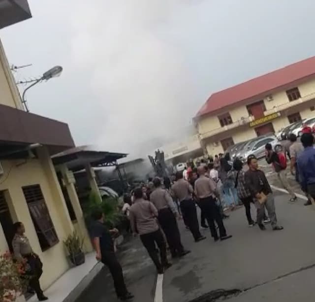polri_densus_88_olah_tkp_bom_bunuh_diri