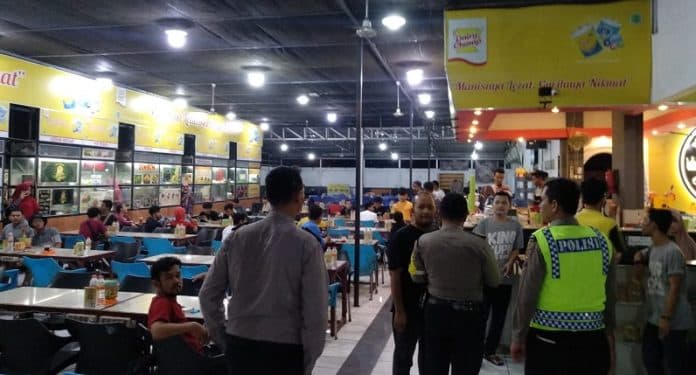 polri_tni_patroli_imbau_warga_tidak_nongkrong_di_luar_rumah