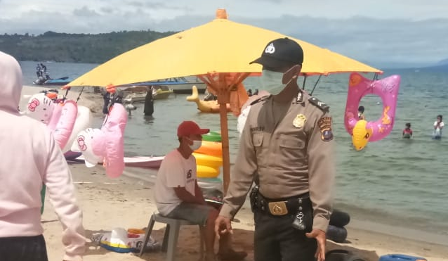 polsek_balige_edukasi_prokes_ke_pengunjung_di_pantai_bulbul