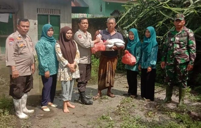 polsek_bandar_khalifa_bagi_sembako_terhadap_warga_terdampak_banjir