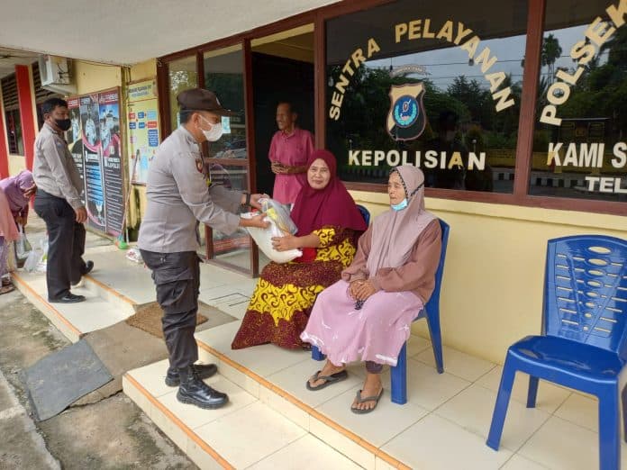 polsek_bangun_purba_bagikan_sembako_ke_warga