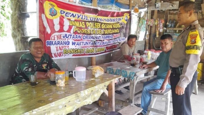 polsek_batang_kuis_sosialisasikan_bahaya_narkoba_ke_rumah_rumah_warga