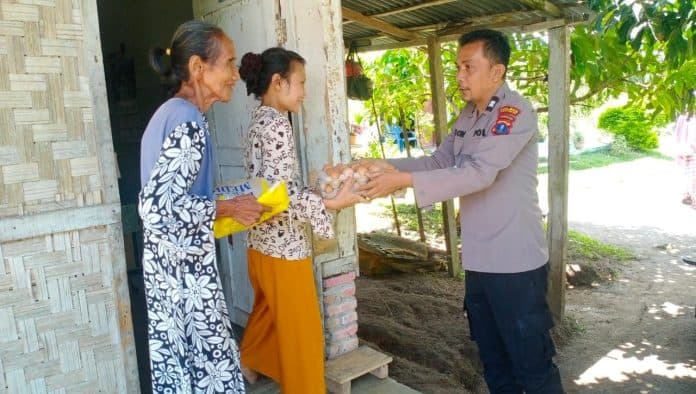 polsek_bosar_maligas_salurkan_sembako_ke_warga_terdampak_kenaikan_harga_bbm