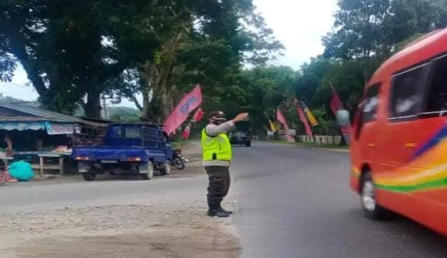 polsek_dolok_merawan_antisipasi_kemacetan_lalu_lintas_di_km_98_99