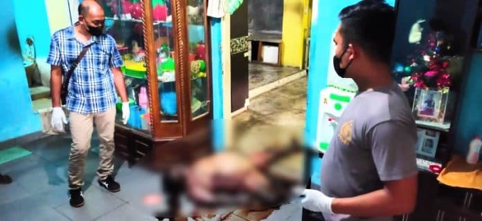 polsek_indrapura_evakuasi_mayat_seorang_nenek_yang_meninggal_di_rumahnya