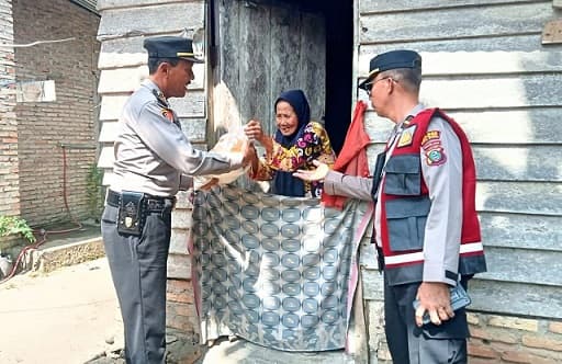 polsek_indrapura_salurkan_bansos_ke_warga_kurang_mampu