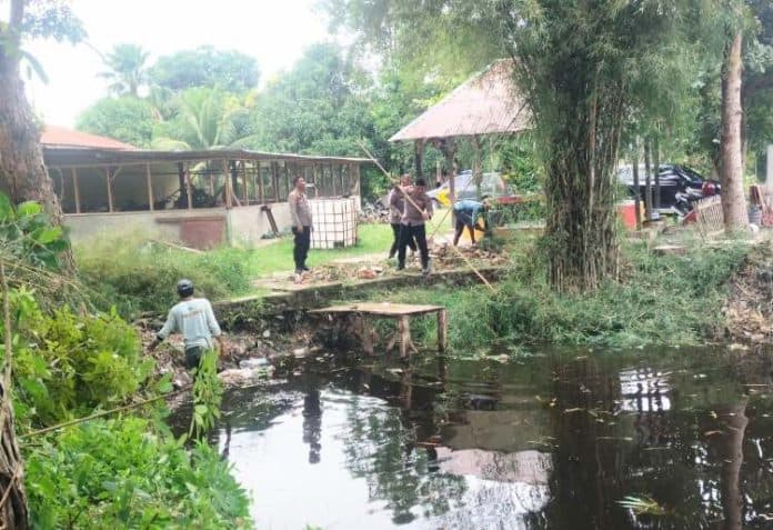 polsek_indrapura_tebar_2000_bibit_nila_di_kolam_belakang_kantor