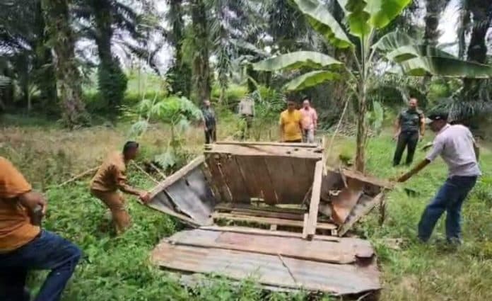 polsek_indrapura_temukan_bong_dan_hancurkan_barak_diduga_tempat_transaksi_sabu