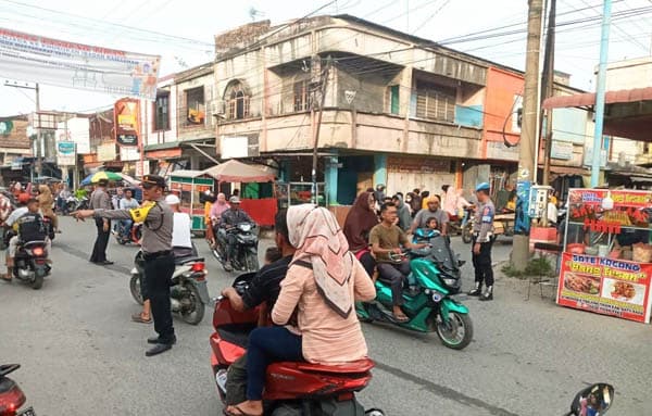 polsek_labuhan_ruku_bagi_beras_serta_amankan_pasar_tumpah