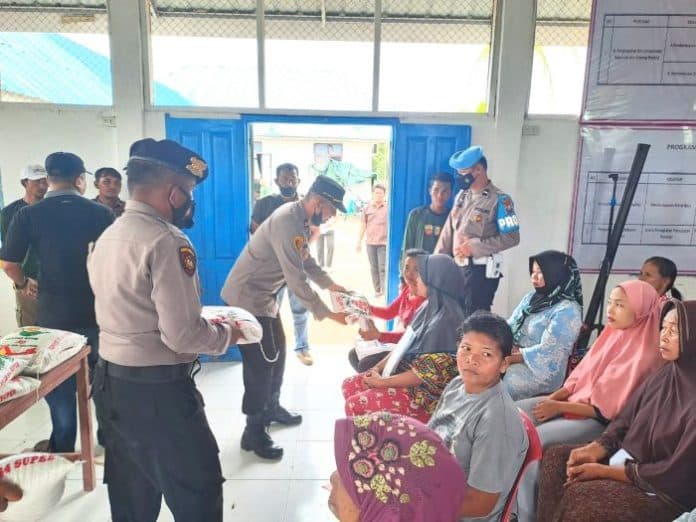 polsek_labuhan_ruku_bagikan_100_zak_beras_bagi_warga_tak_mampu