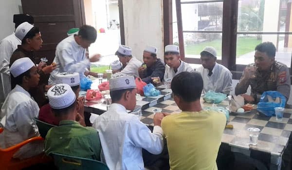 polsek_labuhan_ruku_berbagi_takjil_dan_buka_puasa_bersama_santri