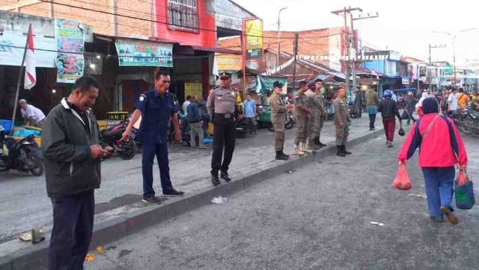 polsek_labuhan_ruku_tertibkan_pedagang_liar_penyebab_kemacetan
