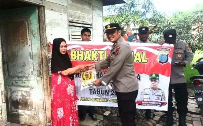 polsek_labuhanruku_salurkan_bantuan_beras_secara_door_to_door