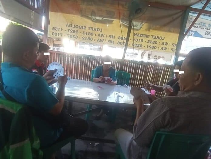 polsek_medan_area_gerebek_warung_bermain_judi_sejumlah_pria_diamankan
