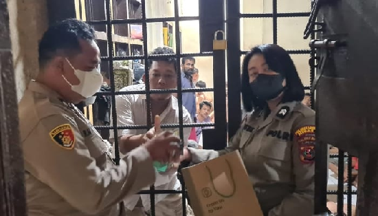 polsek_medan_baru_bagikan_peralatan_mandi_kepada_para_tahanan